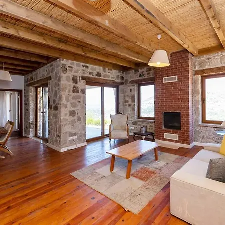 Feriehus 2 Bedroom Private Stone House With A View - *