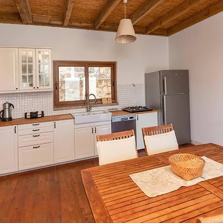 Feriehus 2 Bedroom Private Stone House With A View -